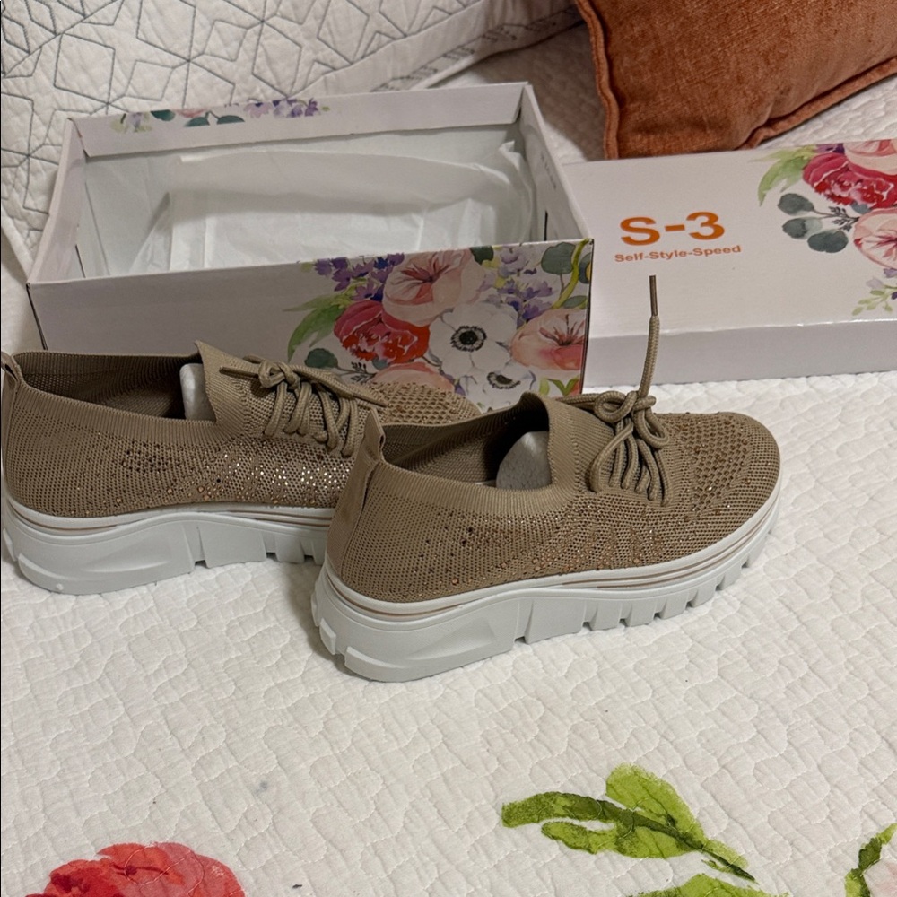 Stylish Women's Knit Sneakers in Tan